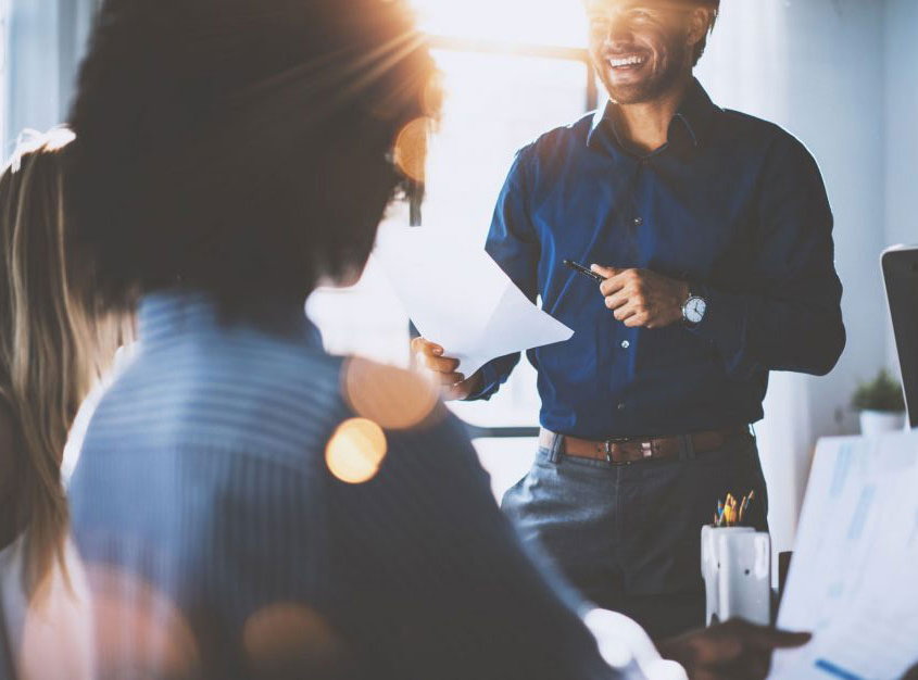 Projektmitarbeiter-im-office