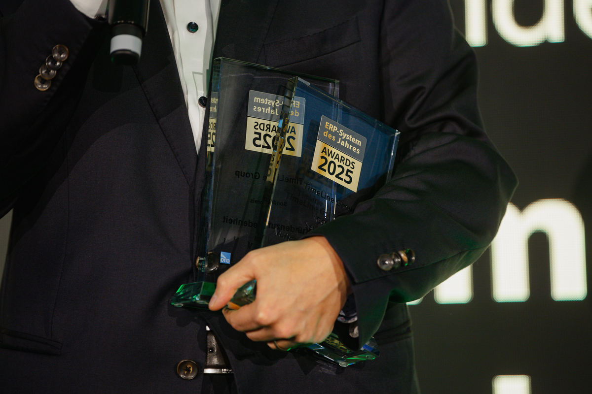 Trofeul premiului special pentru satisfacția clienților câștigat de TimeLine Sibiu