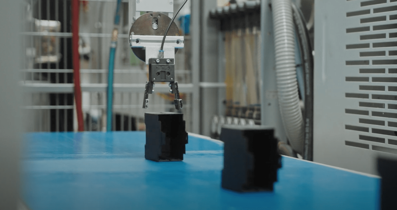Robot uchopí plastové diely